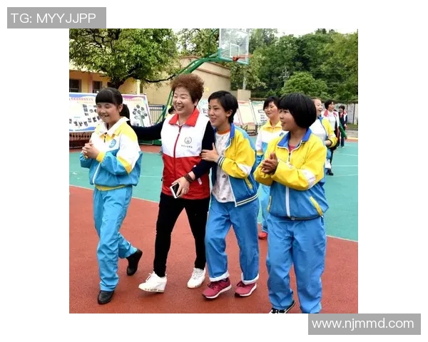 香港足球明星队伍携手关爱儿童共同传递温暖与希望 香港足球明星队伍携手关爱儿童共同传递温暖与希望